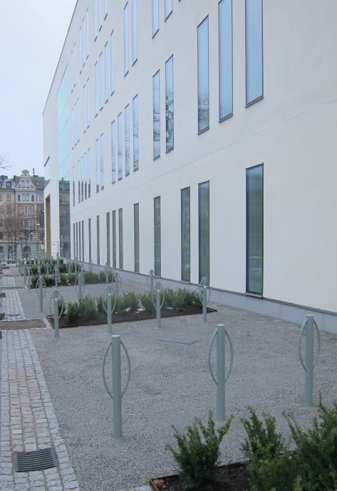 cykelparkering utmed hus 4