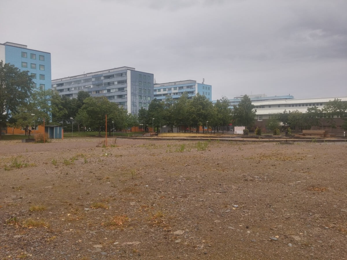 FÖRE: Innan Blå Parken. Träden har bevarats och fått en ny placering i parken.